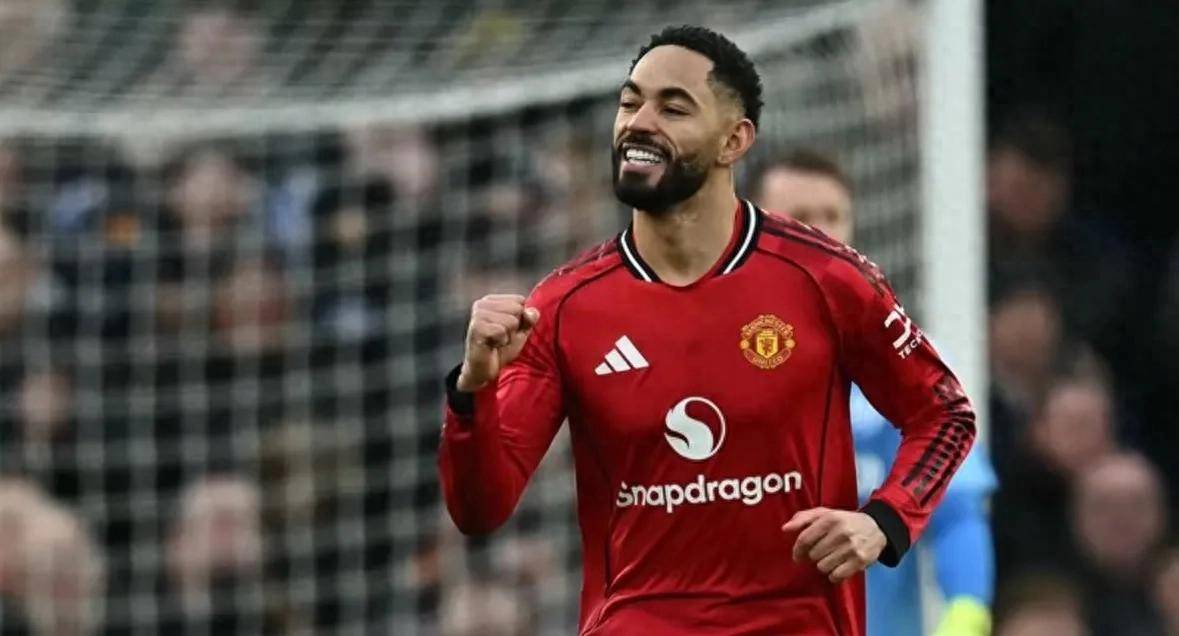 随着曼联3-2绝杀，维拉0-1小蜜蜂，热刺2-2曼城，英超积分榜出炉